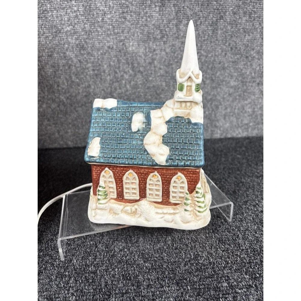 Vtg~Christmas Heirloom~Dicken's Village~Porcelain Lighted Church~IOB~1991